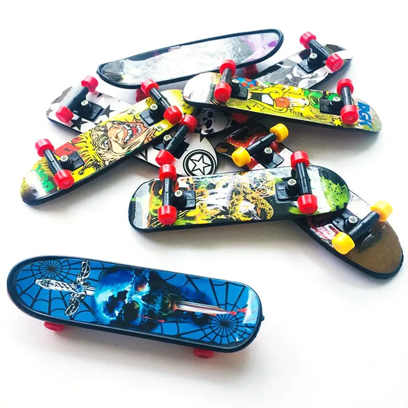 1pc 2.8*10CM Fingerboard Mini Creative Fingertips Skateboard Plastic Finger Skate Scooter Color Random