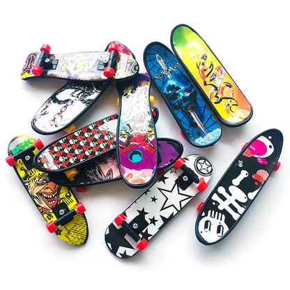 1pc 2.8*10CM Fingerboard Mini Creative Fingertips Skateboard Plastic Finger Skate Scooter Color Random