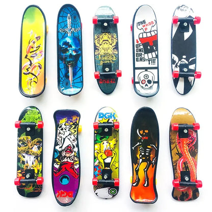 1pc 2.8*10CM Fingerboard Mini Creative Fingertips Skateboard Plastic Finger Skate Scooter Color Random