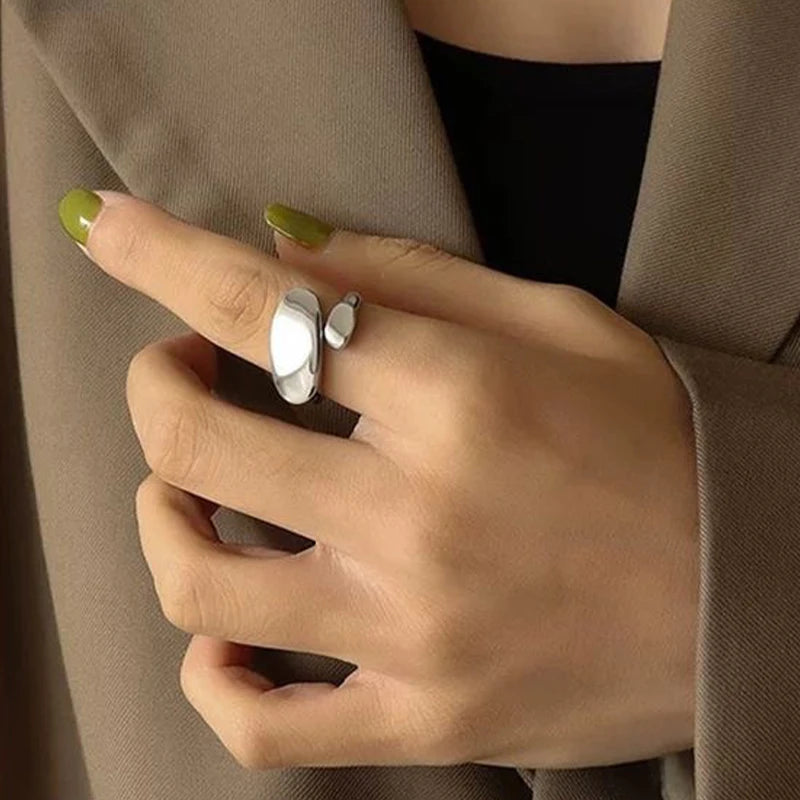 Classic Ring for Women Girls Bread Twist Shape Gold Color Rings Accessories Finger Fashion Jewelry Wholesale