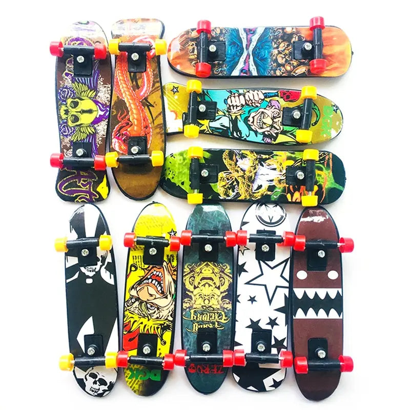 1pc 2.8*10CM Fingerboard Mini Creative Fingertips Skateboard Plastic Finger Skate Scooter Color Random